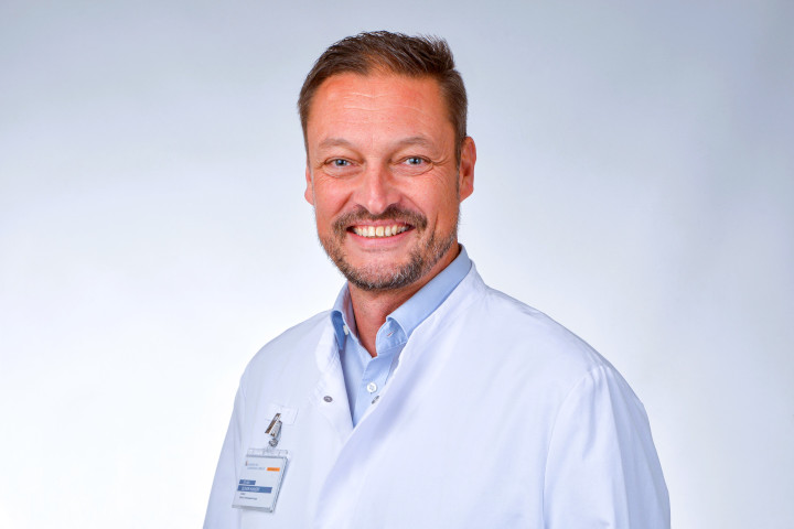 Dr. Oliver Huwert leitet das Zentrum für Wirbelsäulenchirurgie: Kliniken des Landkreises Lörrach stärken ihr medizinisches Profil mit neuem Chefarzt 9