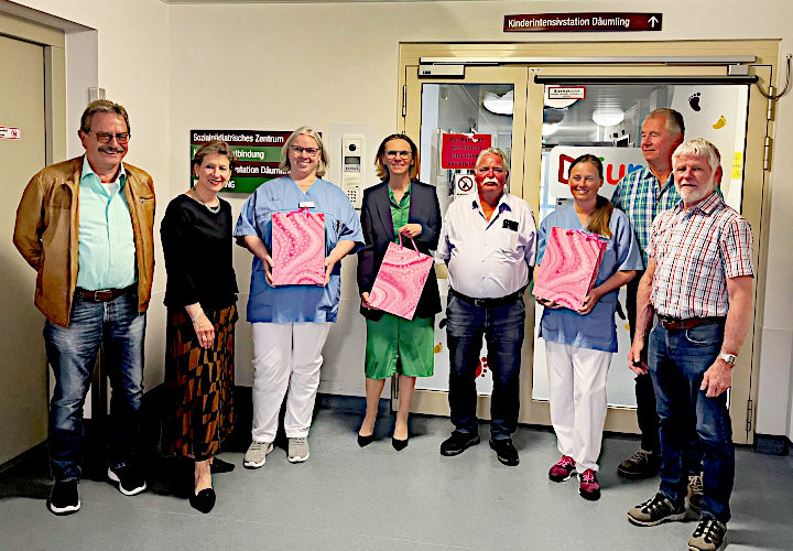 Unterstützung für Versorgung von Frühgeborenen in Lörrach: Holzversteigerung Hauingen spendet Bonding Tops an Perinatalzentrum 6