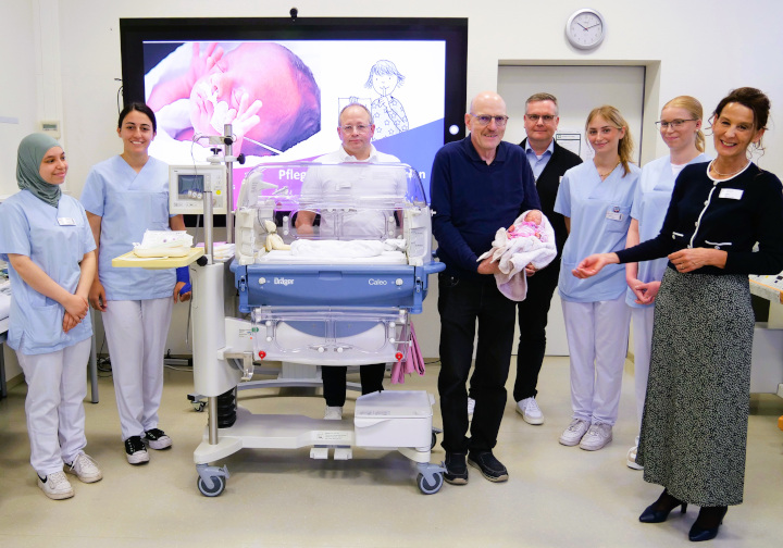 Trainings-Puppe stärkt die Pflege von Frühgeborenen: Praxisnahes Üben für Pflegeauszubildende und werdende Eltern am St. Josefskrankenhaus 5