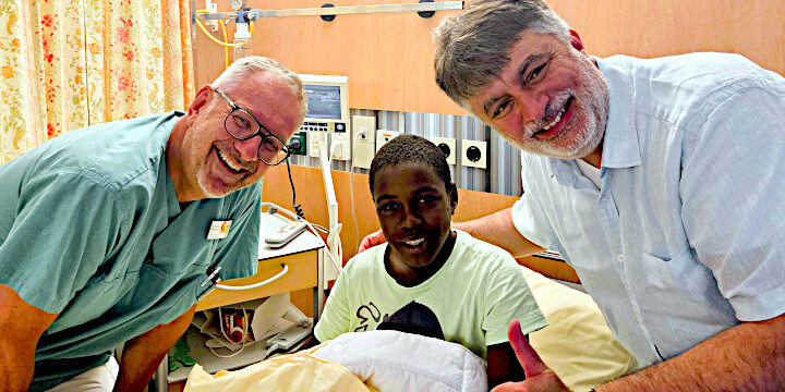 Dr. Tobias Berberich, gemeinsam mit dem Patient aus Angola und Dr. Mazen Zeino (© Dreiland-Klinikum Lörrach)
