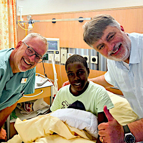 Dr. Tobias Berberich, gemeinsam mit dem Patient aus Angola und Dr. Mazen Zeino (© Dreiland-Klinikum Lörrach)