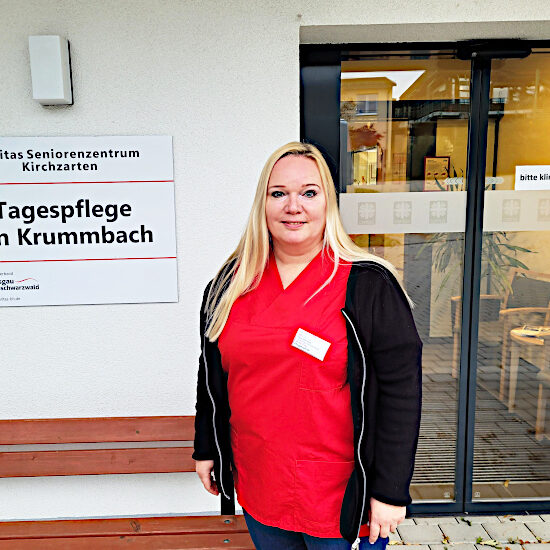 Nicole Frey vor dem Eingang zur Tagespflege (© Caritasverband Breisgau-Hochschwarzwald)