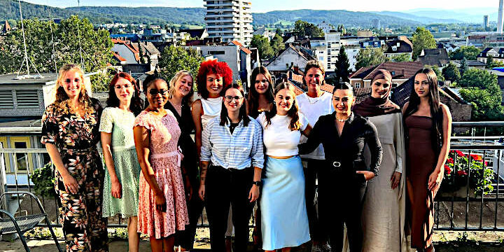 Die 11 Absolventinnen der Berufsfachschule für Pflege der Kliniken des Landkreises Lörrach (© Kliniken des Landkreises Lörrach)