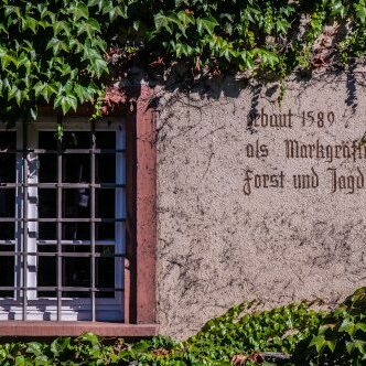 Inschrift am Markgräflichen Forsthaus Kandern (© Sabine Ronge)